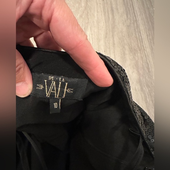 De La Vali Lithium Sequin Top Rent the Runway Preloved 10 $260
A195 - Picture 9 of 9